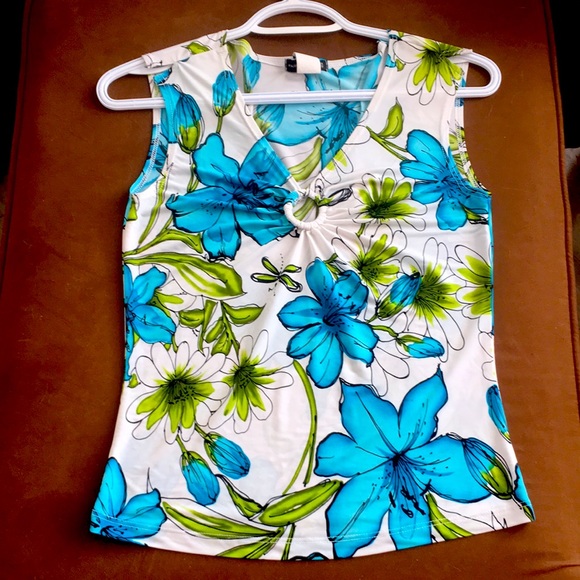 Floral Cut-Out Sleeveless Top - Light & Breezy! - Picture 2 of 8
